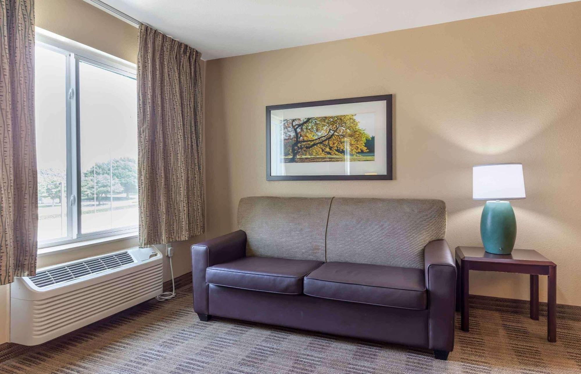 Suburban Bradley Park Hotel